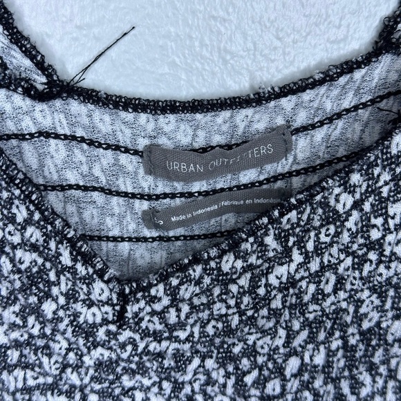 Urban Outfitters Women Black/white Cropped Top Blouse Size Small.‎ - Picture 3 of 8